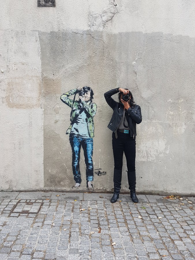 20180922_162400 (2) Niki - posing with photographer street art